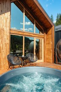 托普利察Terra Resort的房屋甲板上的热水浴池
