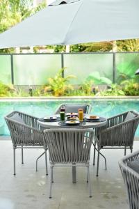 帕尔马斯吉拉索尔广场酒店的游泳池畔的桌椅和饮料