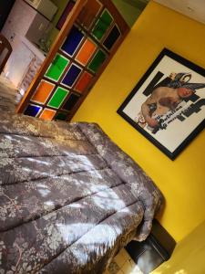 拉蓬塔Casa Mandarina的黄色的房间,配有沙发和墙上的照片