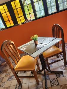 拉蓬塔Casa Mandarina的窗户间里的桌椅