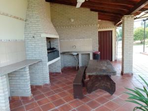 卡库佩Mi Refugio La Herencia的户外厨房配有木桌和长凳