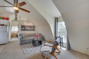 马里波萨Mariposa Home with Furnished Patio and Sierra Mtn Views的客厅配有沙发和桌子