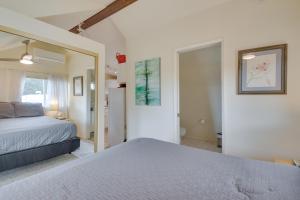 马里波萨Mariposa Home with Furnished Patio and Sierra Mtn Views的一间卧室配有一张床和镜子