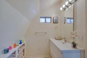 马里波萨Mariposa Home with Furnished Patio and Sierra Mtn Views的一间带水槽和镜子的浴室