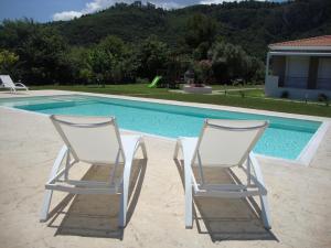 雷夫卡达镇Casa di Varco的游泳池旁的两把椅子