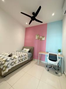马西urban sea view home 2bed studio的一间卧室配有一张床、一张桌子和吊扇