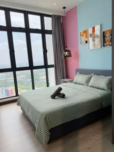 马西urban sea view home 2bed studio的一间卧室设有一张大床和一个大窗户