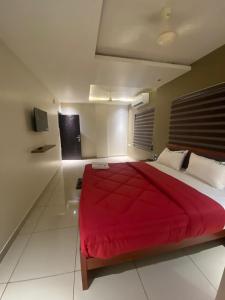 KondottiRedbell Suites Kizhisseri的一间卧室,卧室内设有一张红色的大床