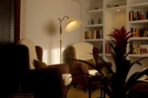 特拉马卡斯蒂利亚圣安娜旅馆的客厅配有椅子、桌子和台灯
