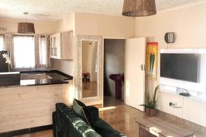 哈拉雷Gorgeous 1-Bed apartment in Harare的带沙发的客厅和厨房