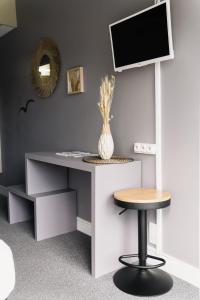 奥瑟戈尔Diu Biban的一张桌子、椅子和墙上的电视