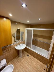 托罗Apartamento Ronda San Antón的浴室配有卫生间、盥洗盆和淋浴。