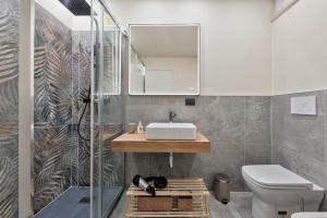 维纳利亚瑞勒Casa RIGOLA by Apartments To Art的一间带水槽和镜子的浴室