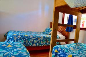 维库尼亚Hostal Michel的一间卧室配有两张床和一张双层床。