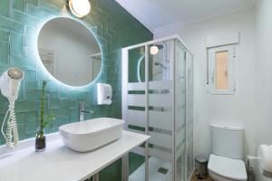马德里玫瑰中心公寓的一间带水槽和镜子的浴室