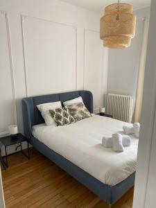 图尔Le grand Michelet centre de tours的一间卧室配有蓝色的床和毛巾