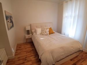 蒙特利尔3 bedroom near Olympic Stadium的卧室配有白色的床和窗户