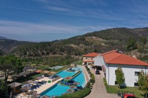 Ucanha杜罗西斯特度假酒店的享有带游泳池的度假村的空中景致