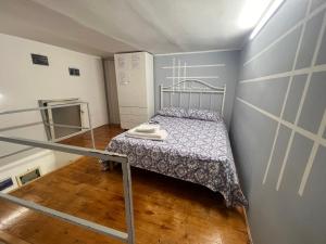 那不勒斯Casa Basile 15的一间小卧室,卧室内配有一张床铺
