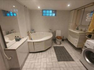 厄勒布鲁Remarkable 1-Bed Apartment in Orebro的带浴缸、卫生间和盥洗盆的浴室