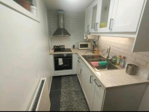 厄勒布鲁Remarkable 1-Bed Apartment in Orebro的白色的厨房设有水槽和炉灶。