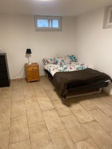 厄勒布鲁Remarkable 1-Bed Apartment in Orebro的一间卧室配有一张床、一张桌子和一个窗户。