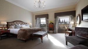 爱丁堡豪宅博纳姆酒店的一间卧室配有一张大床和一个吊灯。