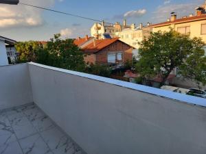 卡瓦达尔奇Jordanovi Premium Apartment的阳台享有城市美景。