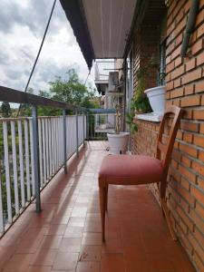 马德里Habitación luminosas en Vista Alegre的阳台配有椅子和栏杆