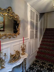 巴尔德佩尼亚斯Apartamento Trasiego的一间带镜子和蜡烛的楼梯的房间