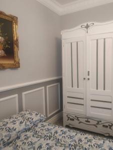 巴尔德佩尼亚斯Apartamento Trasiego的一间卧室配有床和白色橱柜