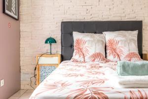 奥尔日河畔圣米歇尔Location Cosy Paris的一间卧室,床上有棕榈树