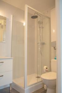 圣纳泽尔Le Jade - Appart'Escale的带淋浴和卫生间的浴室