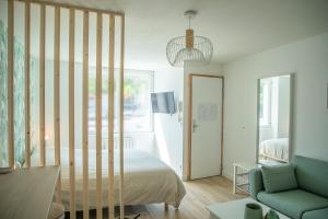 圣纳泽尔Le Jade - Appart'Escale的一间卧室配有一张床,客厅配有沙发