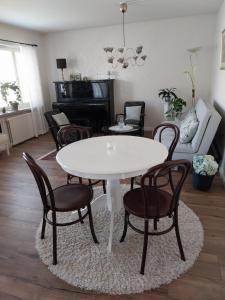 拉赫蒂Villa Helena的客厅配有白色的桌椅