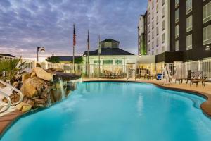 休斯顿休斯敦能源走廊希尔顿花园酒店的酒店前方的大型蓝色游泳池