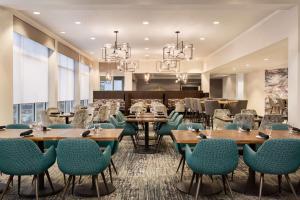 休斯顿休斯敦能源走廊希尔顿花园酒店的用餐室配有桌椅