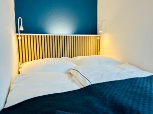 兰河畔马尔堡AyCatcherHomes Top Lage charmante Atmosphäre in ruhiger Altstadt Marburgs Apartment Sirius的一张带白色床单和枕头的床