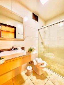 卡内拉Luzzy Hotel的一间带水槽、卫生间和淋浴的浴室