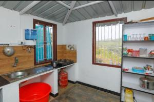 乌提Sandy Wood House Ooty - 2Bhk Villa的厨房设有水槽和窗户。