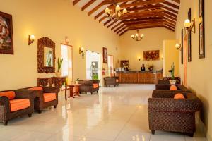 乌鲁班巴Hotel Agustos Urubamba的大厅,在房间内配有沙发和椅子