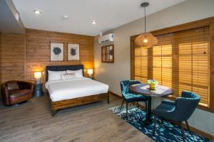 贾斯珀贝尔山小屋酒店的卧室配有一张床和一张桌子及椅子