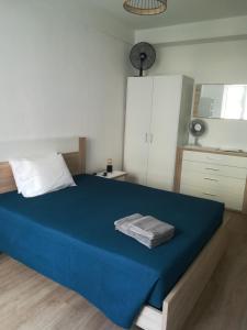 丰沙尔Cc39 -Q1的一间卧室配有一张带蓝色毯子的大床