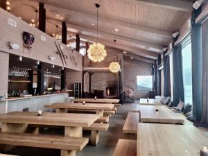 GaustablikkGausta View Lodge的一间带木桌的餐厅和一间酒吧