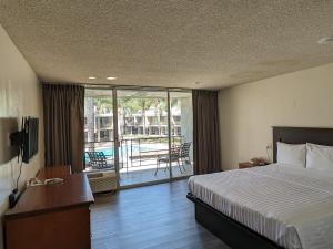 米申希尔斯山谷旅馆的酒店客房设有一张床和一个阳台。