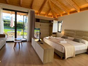 卡达韦多La Reserva de Los Campos的一间卧室设有一张大床和一个大窗户