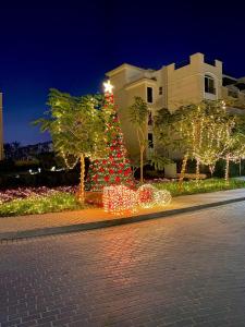 开罗Ultra Luxury 3BR with Pools ,Sports ,Dining in Gated compound, Close to all sites的街道中央的圣诞树