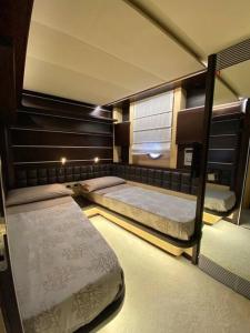马里纳·迪·波迪斯科Exclusive Yacht - Azimut 86s的一间卧室设有两张双层床和一扇窗户。