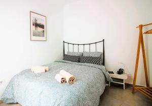 蒂亚斯Casa Tabaiba的一间卧室配有一张床,上面有两条毛巾