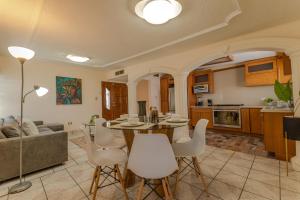 奇瓦瓦Casa Elefante hermosa y Centrica的厨房以及带桌椅的起居室。